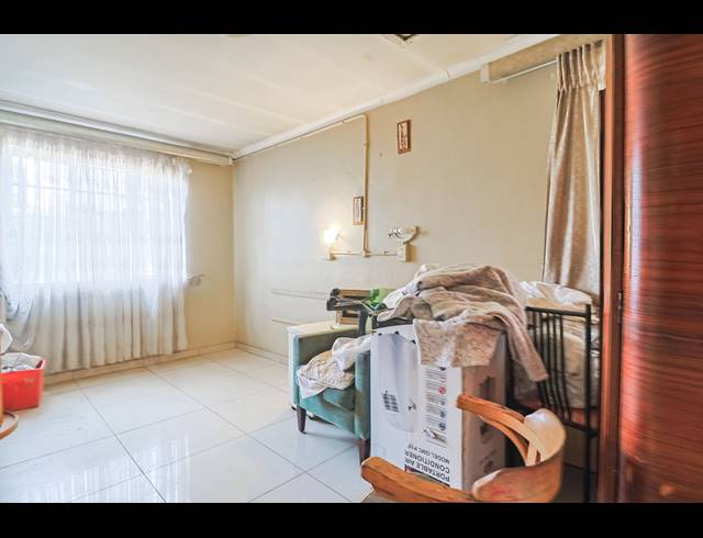 5 BEDROOM GUEST HOUSE FOR SALE IN ORLANDO WEST